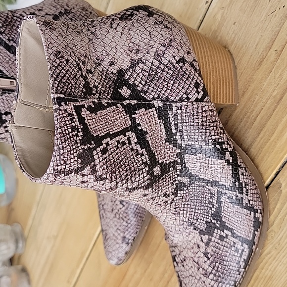 Coconuts by Matisse Ankle Bootie - Picture 4 of 7